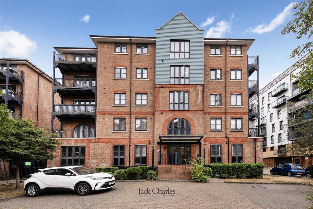 1-bed flat on Cannons Wharf, Tonbridge, £210,000