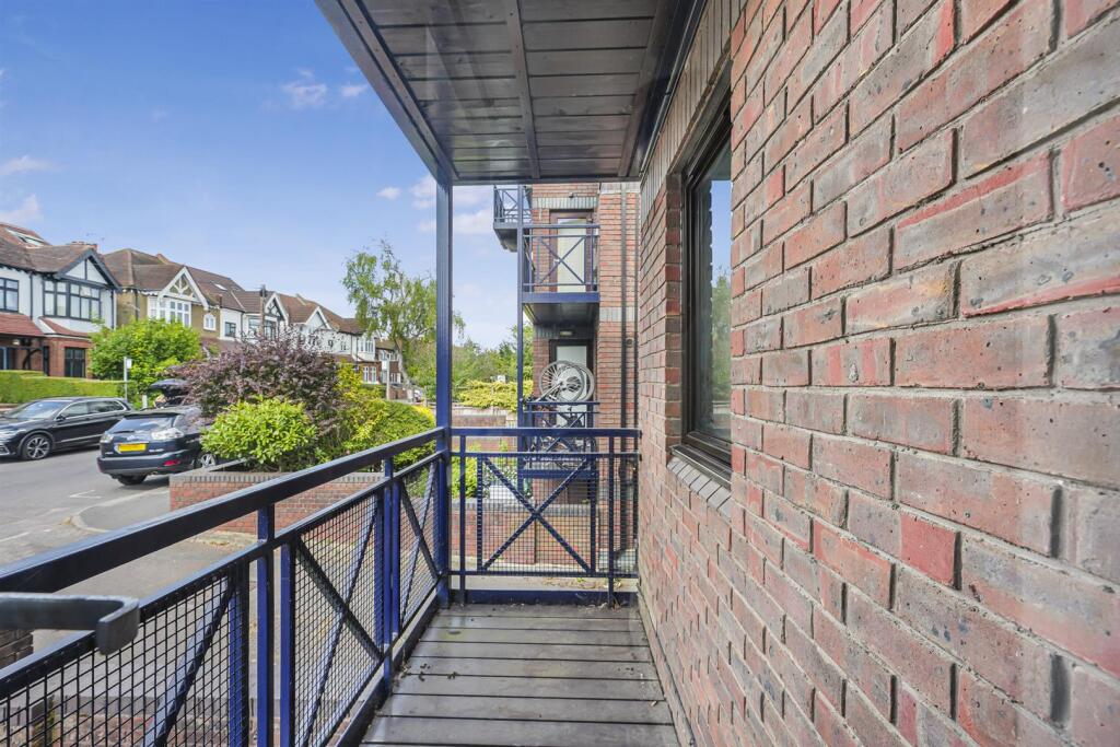 Chingford Avenue, Chingford, E4 - View 4