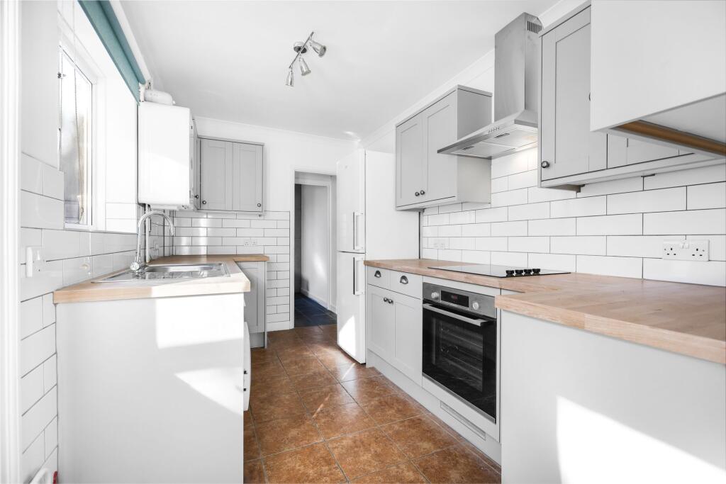 Lower Court Road, Epsom, KT19 photo 3