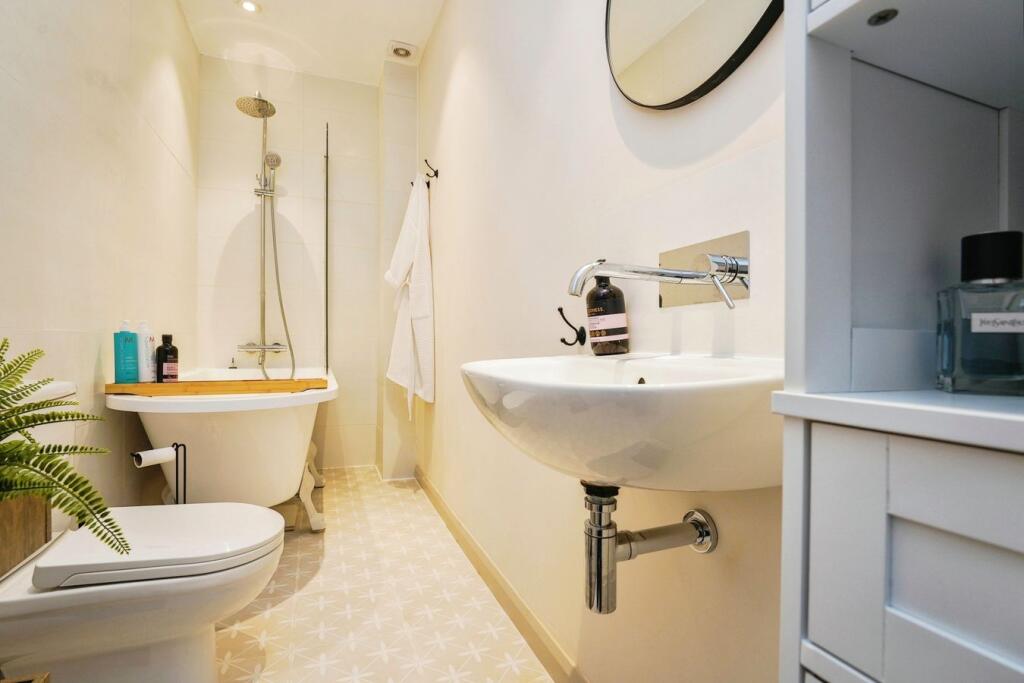 House in Cheltenham, Sandford, Montpellier - More