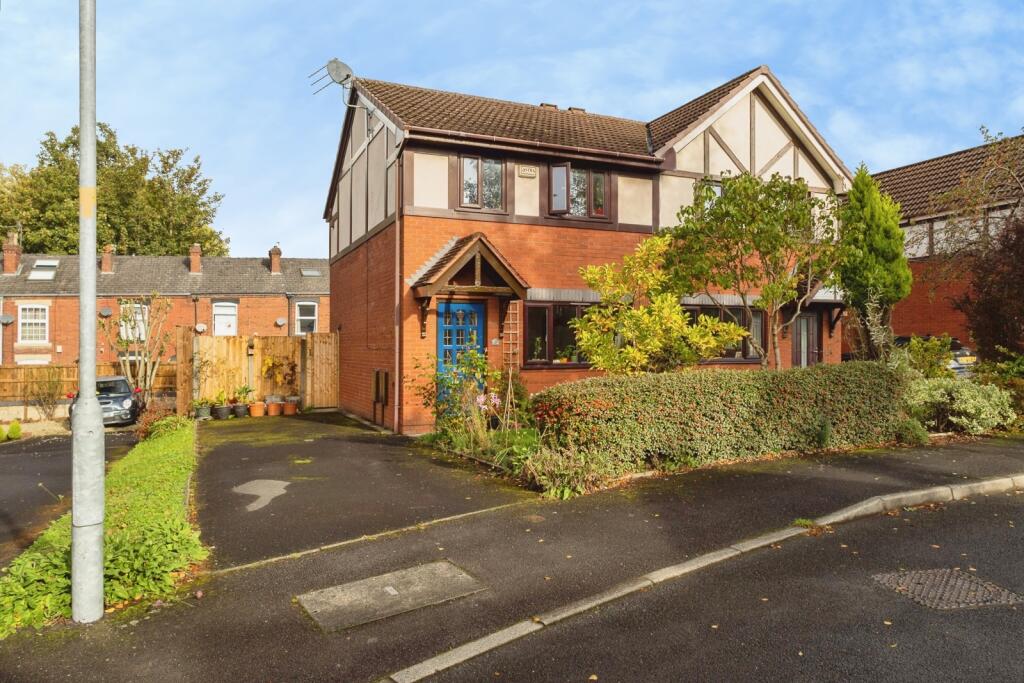 3-bed semi-detached on Flowery Field Green, Greater Manchester, SK14, £270,000
