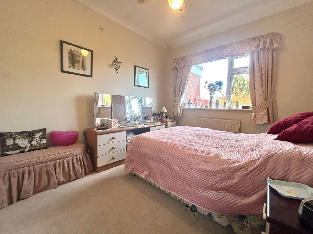 House in Wolverhampton, Ettingshall Park - More