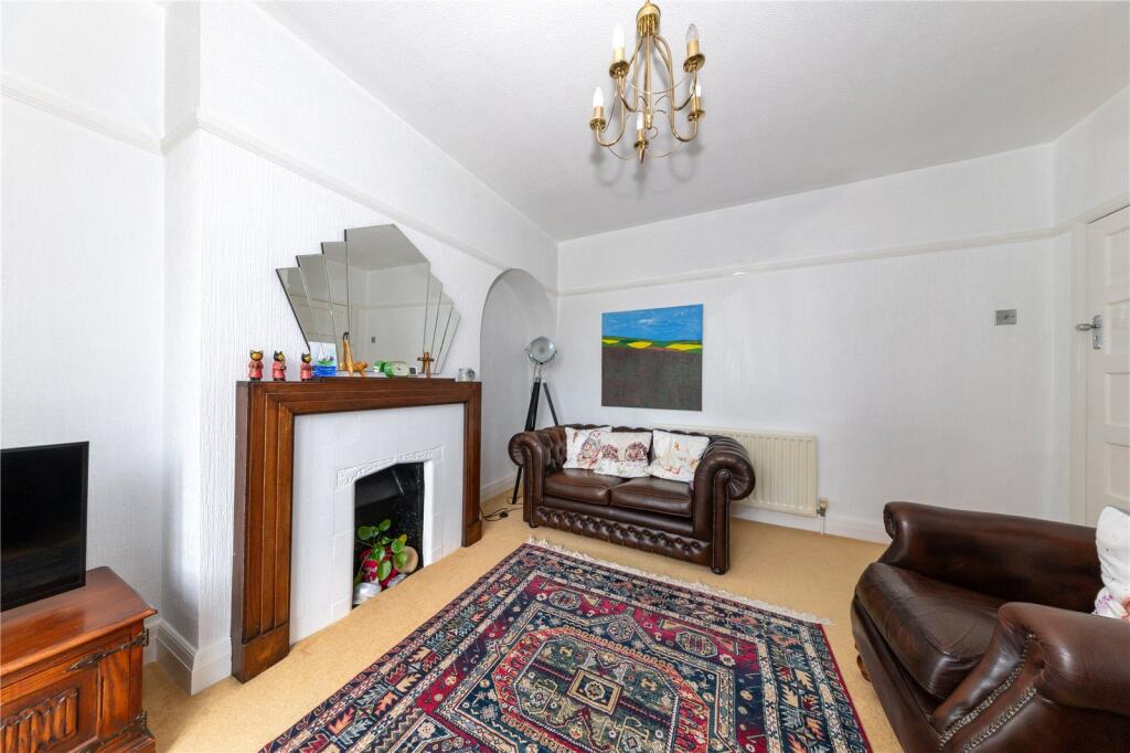 Heywood Drive, Luton, Bedfordshire, LU2 photo 3