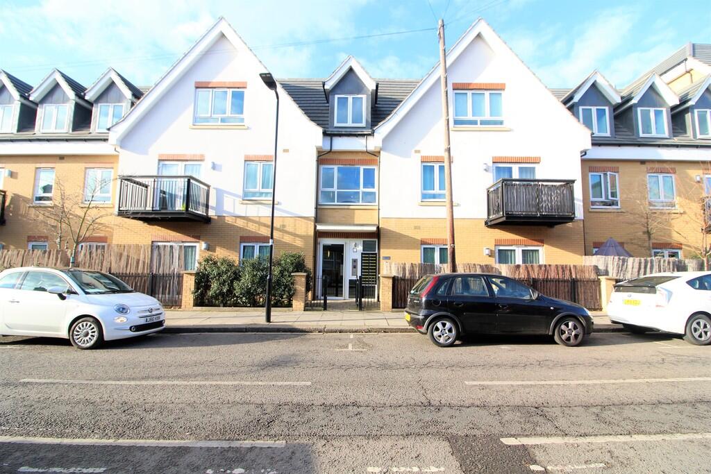 2-bed flat on Featherstone Road, Southall, £299,950