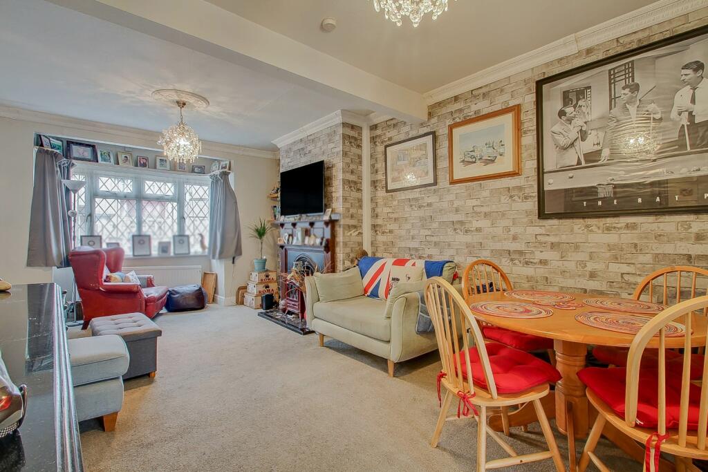 Seaton Gardens, Ruislip HA4 photo 3
