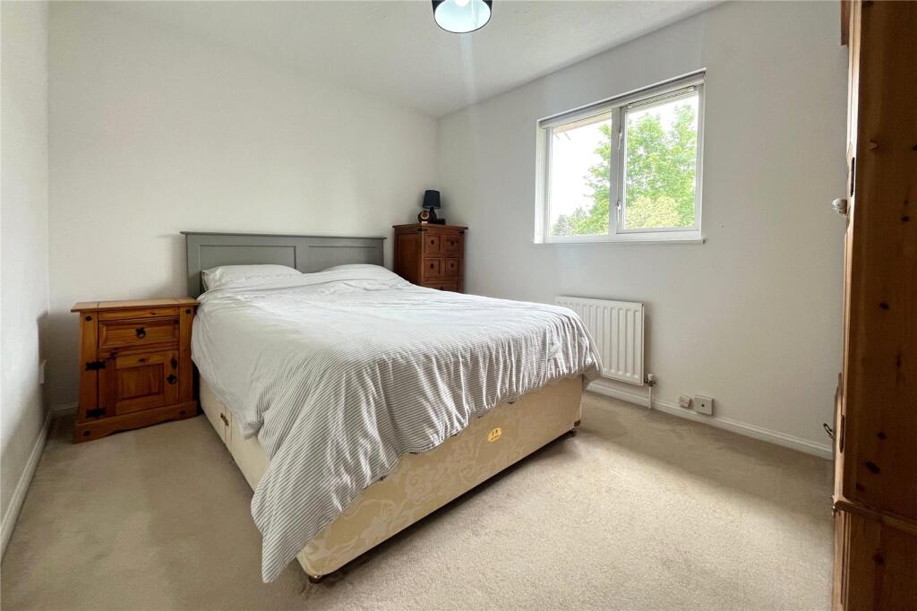 Selborne Gardens, Farnham, Surrey, GU9 - View 6