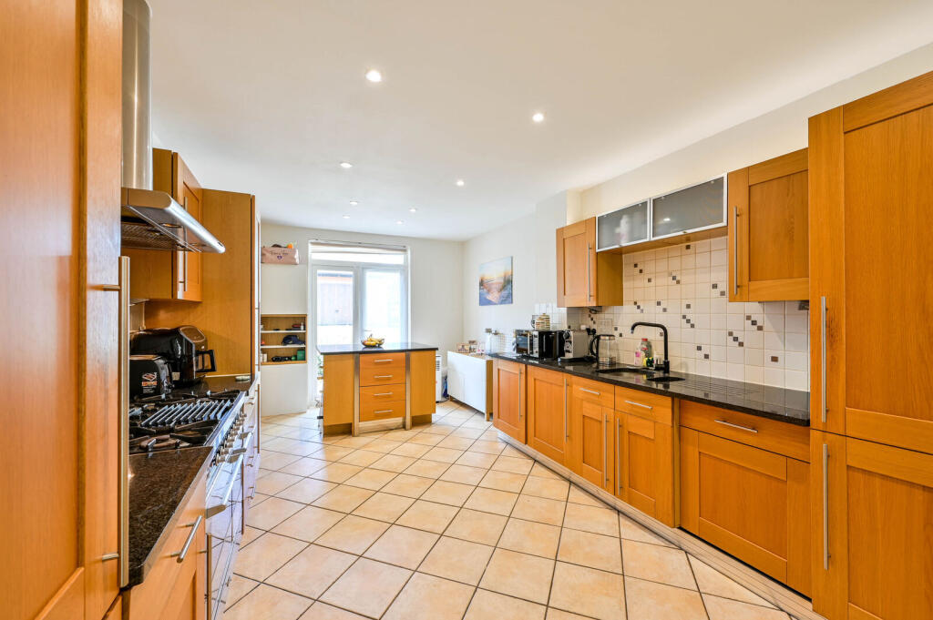 House in Guildford, Queen Elizabeth Park, Bellfields - View 5