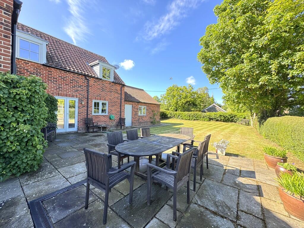 SNETTISHAM - Modern 4 Bedroom 'Barn Style' Residence with Paddock Views photo 4