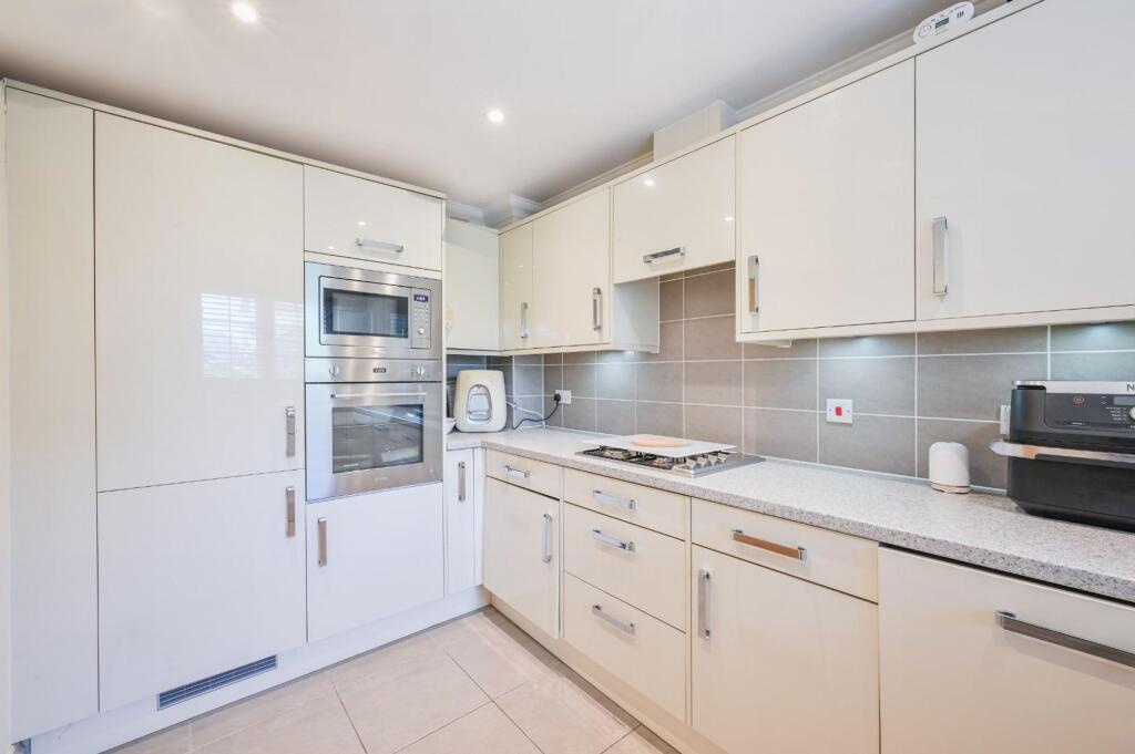 House in Tadworth, Tattenham Corner - View 4