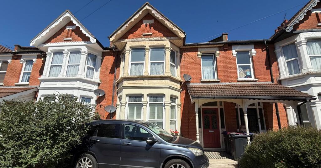 Main image of property: 31A Boscombe Road, Southend-on-Sea, Essex, SS2 5JE