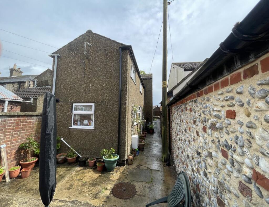 8 Clay Road, Caister-on-Sea, Great Yarmouth, Norfolk, NR30 5HB photo 2