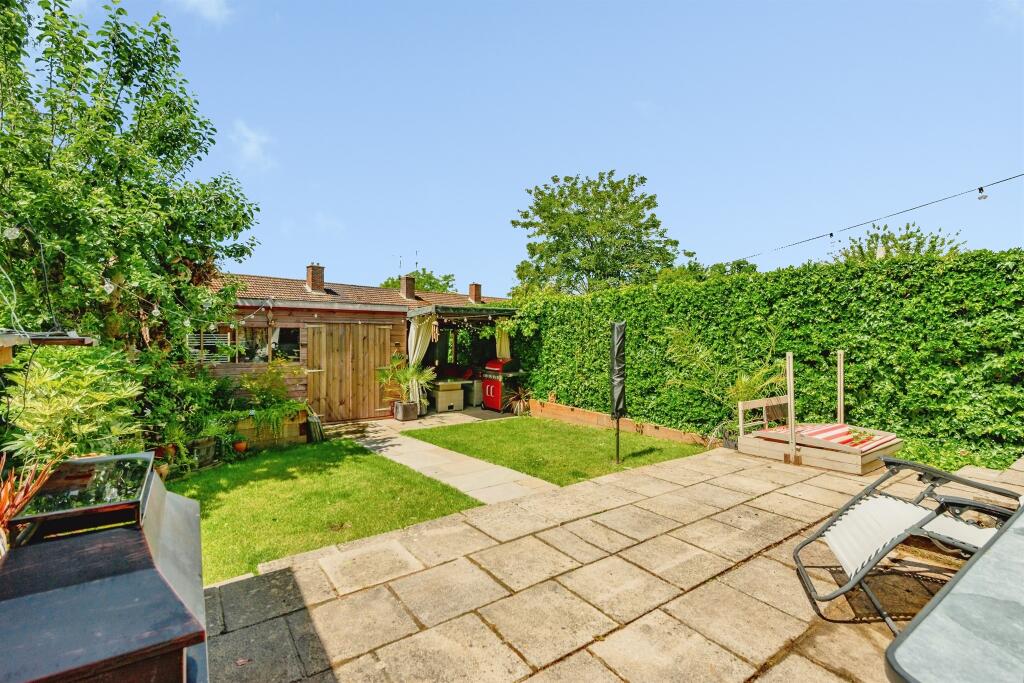 Hillcrest Close, Crawley photo 2