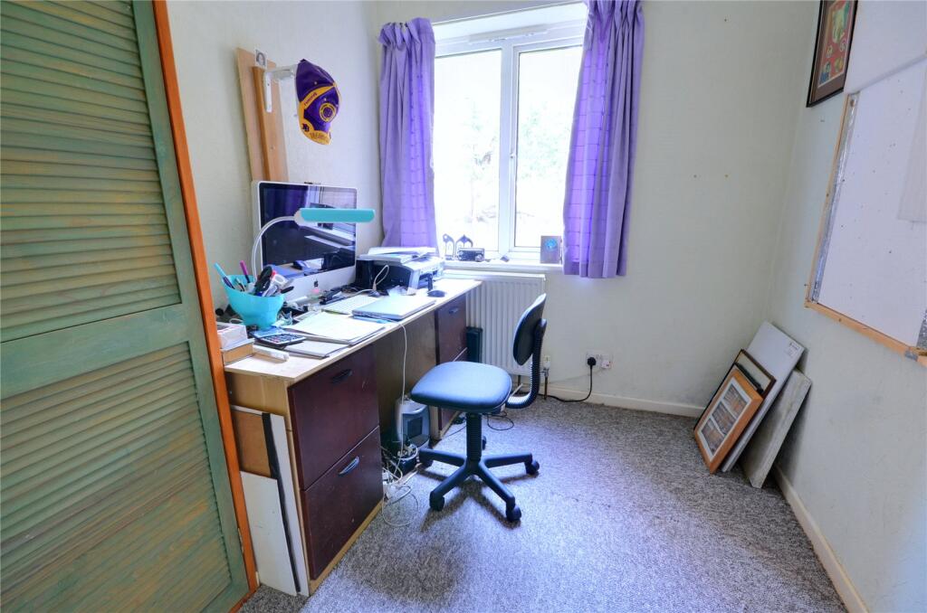 Apartment in East Grinstead, Sunnyside - View 5