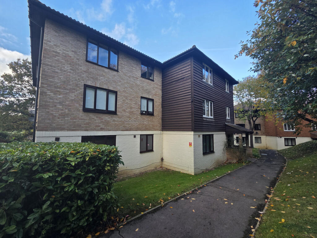 Studio flat on 35, Fairbairn Close, Purley, CR8 4, £130,000