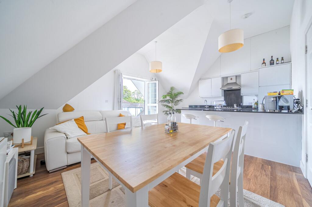 Apartment in Kingston upon Thames - More