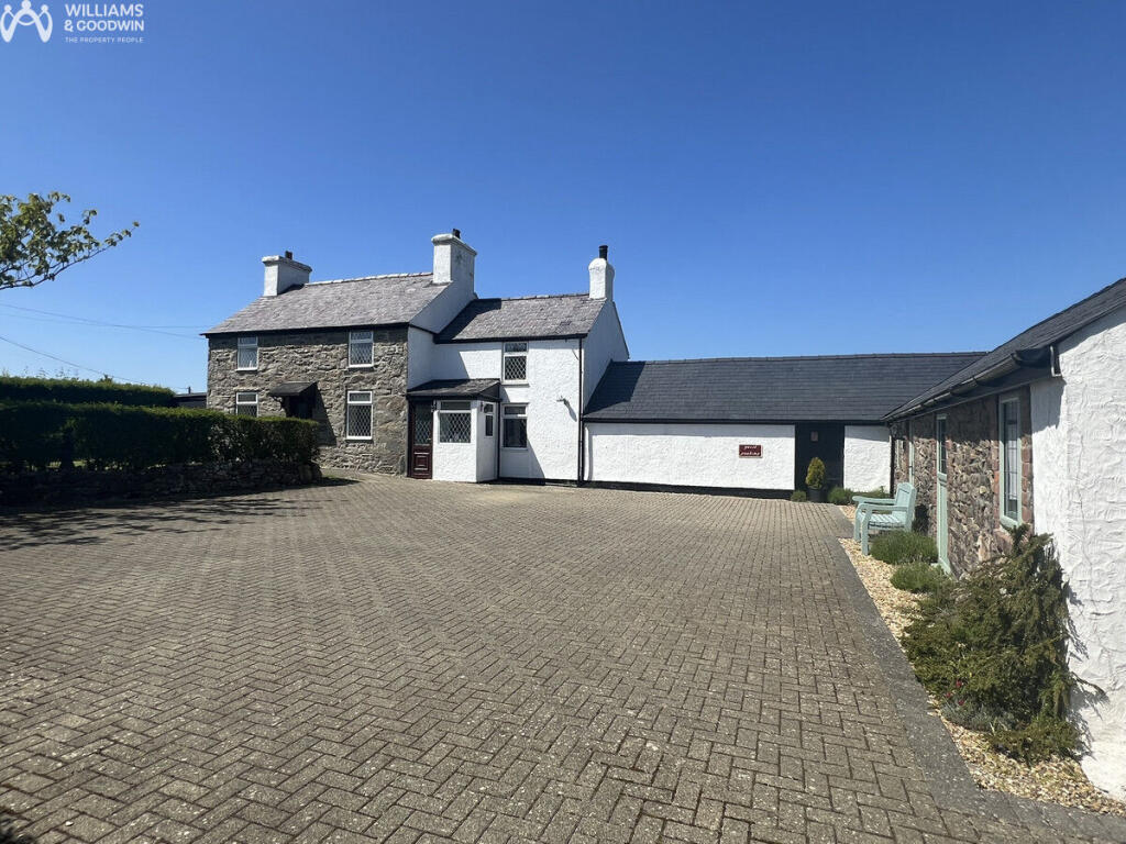 4-bed detached on Carmel, Llannerch-Y-Medd, Anglesey, LL71, £535,000