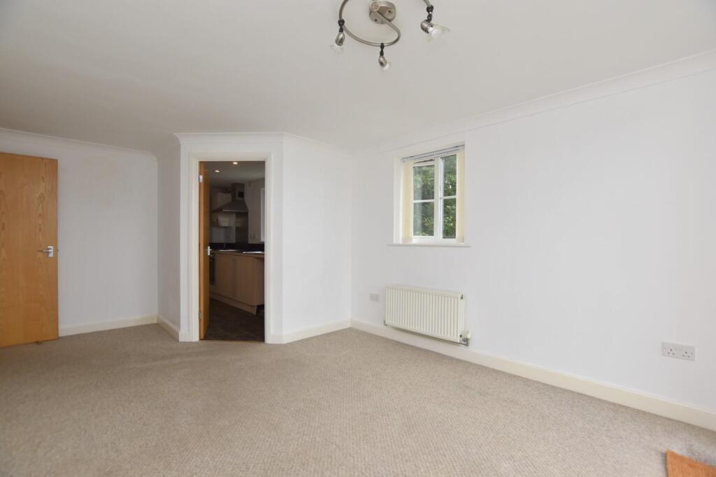 Apartment in Hythe, Golden Valley, Sandgate - More
