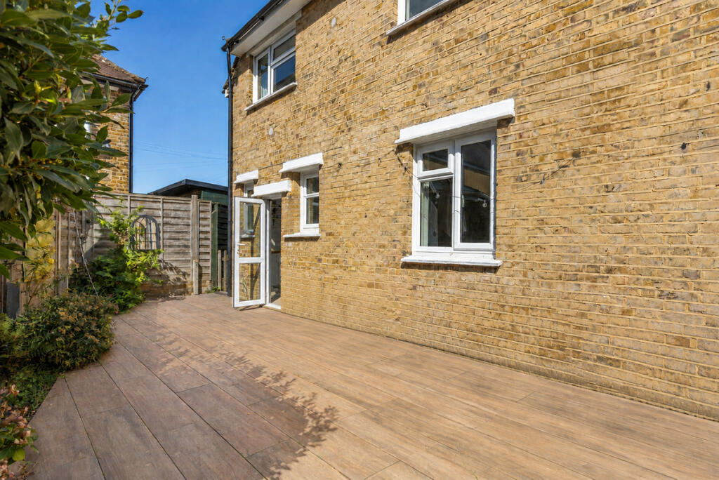 House in London, Worton - More