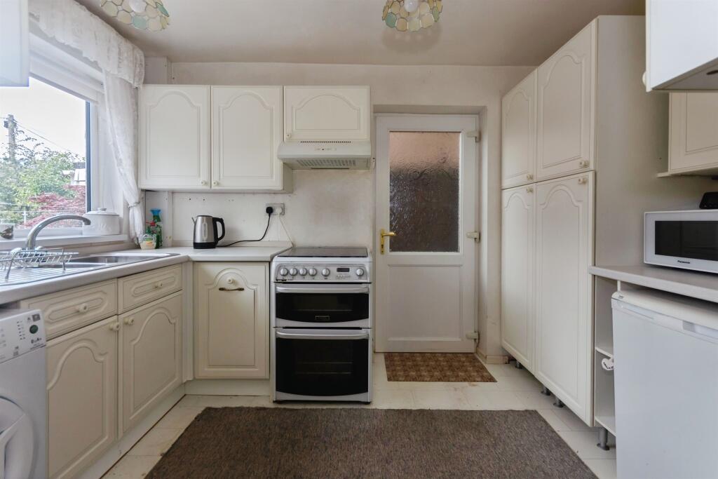 Pinewood Drive, BIRMINGHAM photo 4
