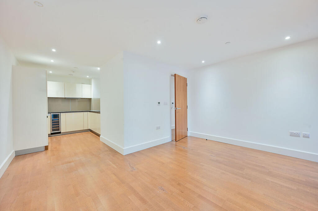 Apartment in London, Royal Borough of Kingston upon Thames - More