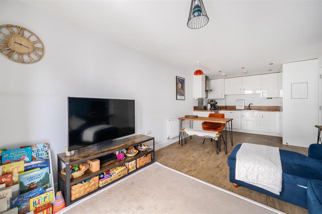 Apartment in Slough - View 5