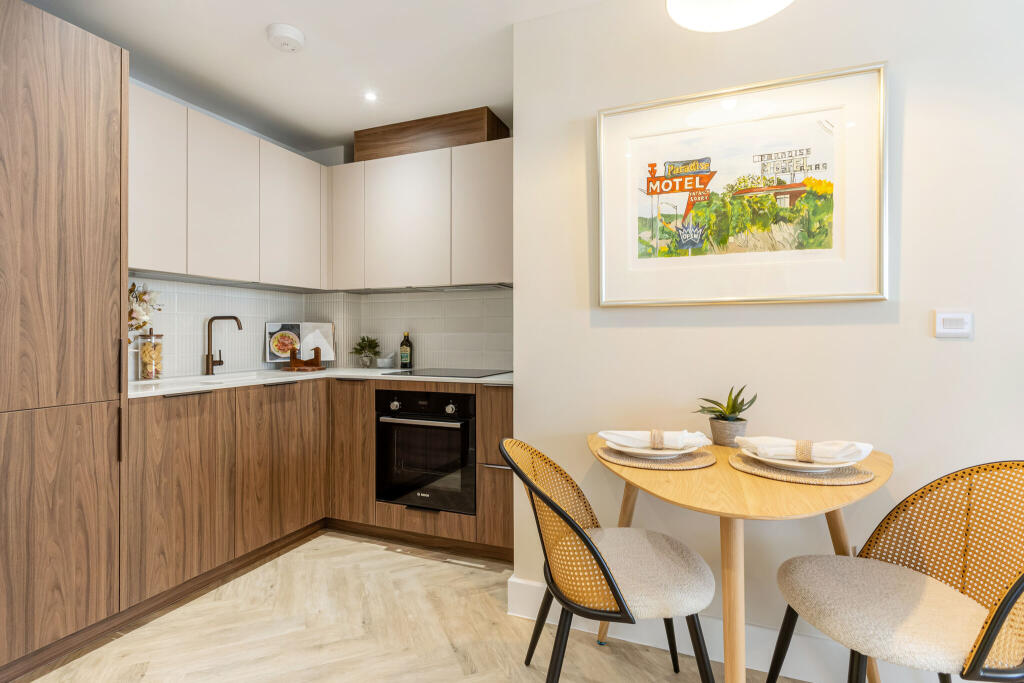 Apartment in Kingston upon Thames - View 4