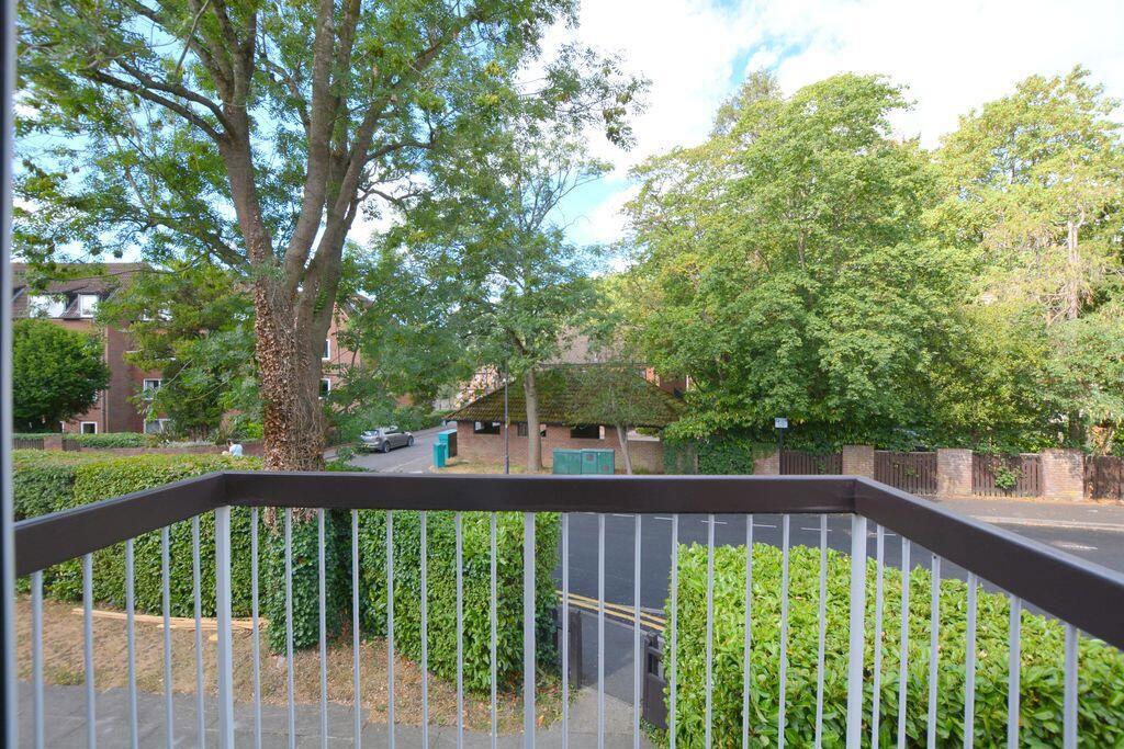 Apartment in Pinner, Hatch End - More