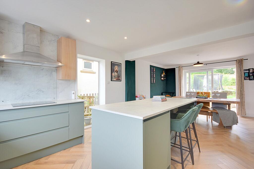 Long Fallas Crescent, Brighouse, West Yorkshire, HD6 photo 4