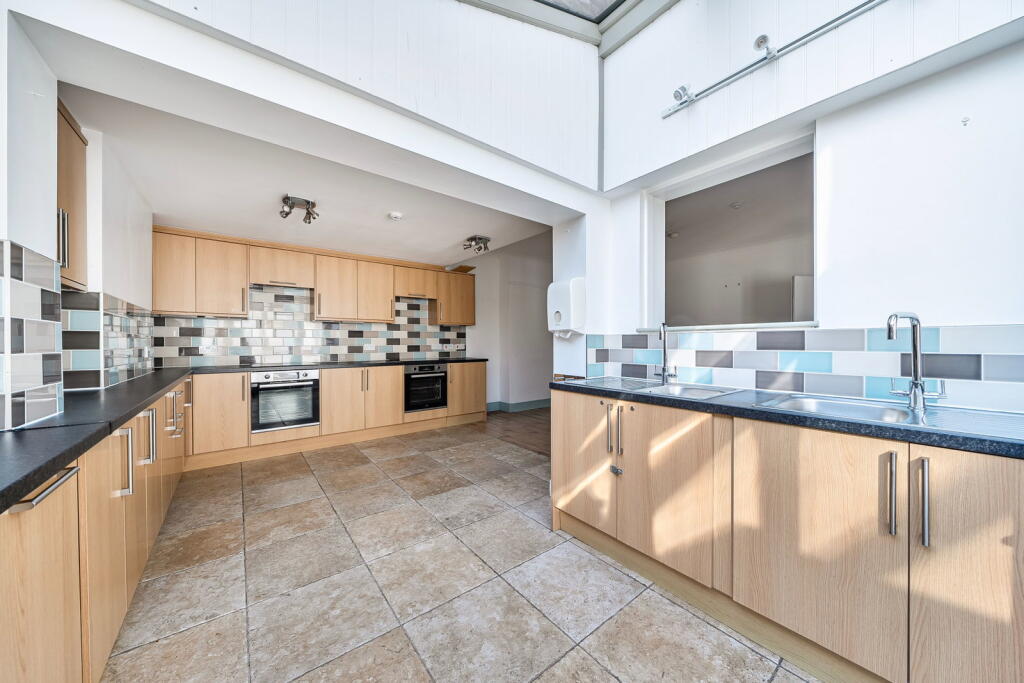 House in Tandridge, Lingfield - More