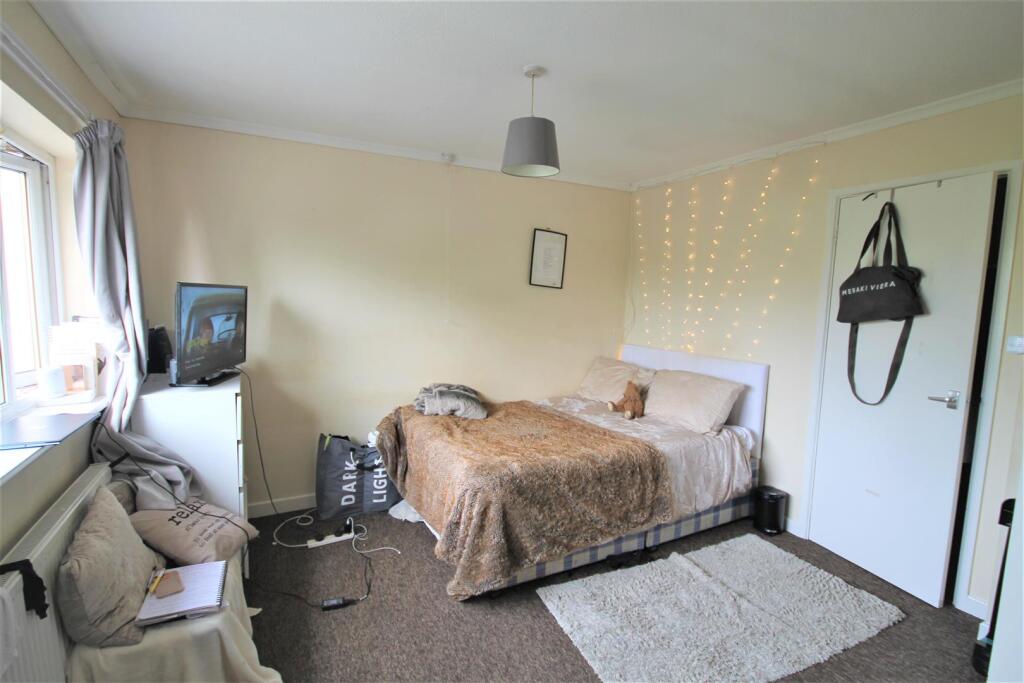 5 bedroom semi-detached house for rent
