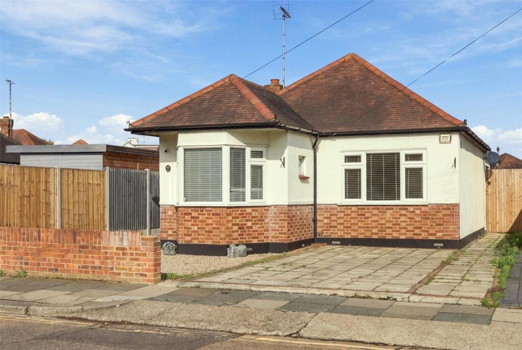 2-bed bungalow on Thornford Gardens, Southend-on-Sea, Essex, SS2, £375,000