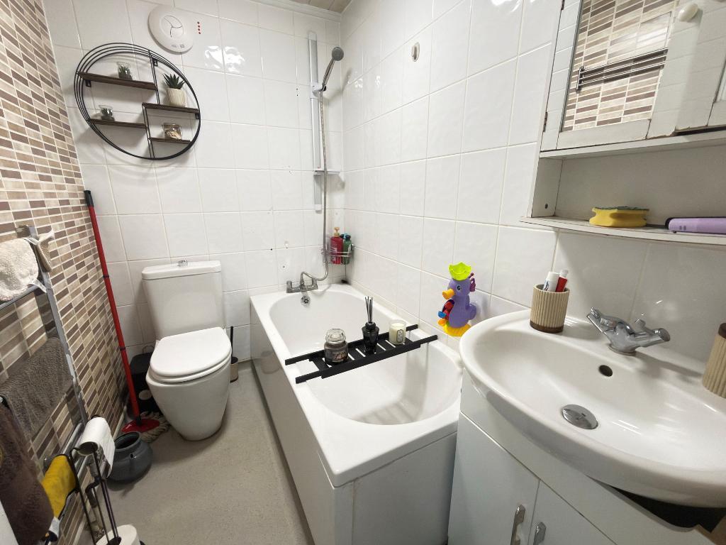 Apartment in Luton - More