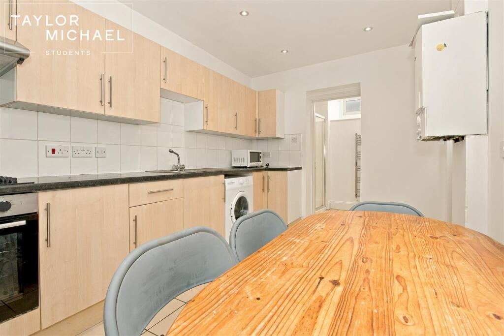 6 bedroom terraced house for rent