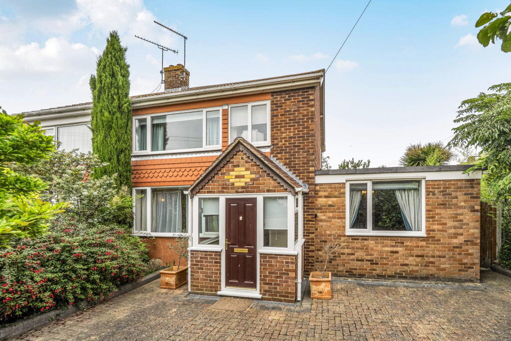 Main image of property: Two Driveways, 3/4 Bedrooms, Over 1,300sq ft CHAIN FREE