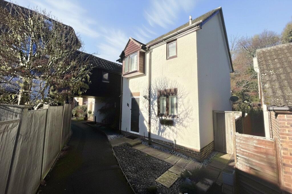 3-bed terraced on Nursery Close, Hook, Hampshire, RG27, £400,000