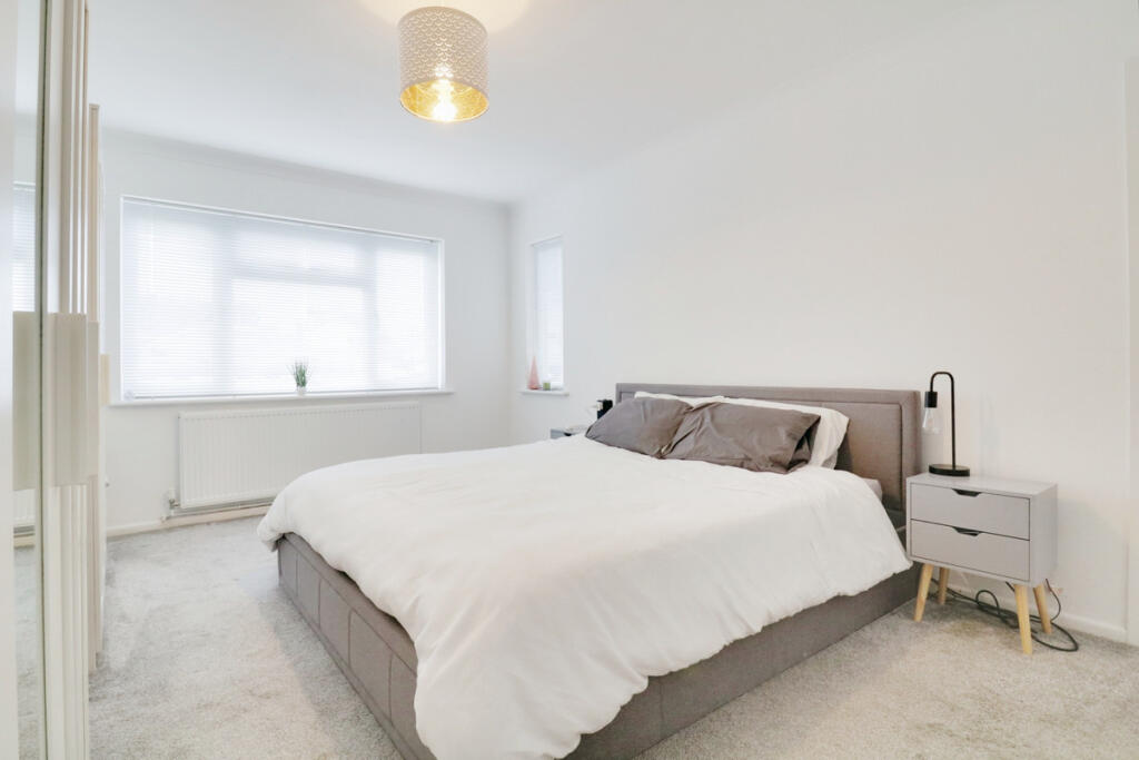 House in Castle Point, Hadleigh - More
