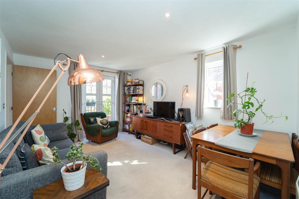 Apartment in Manchester, Whalley Range - View 2