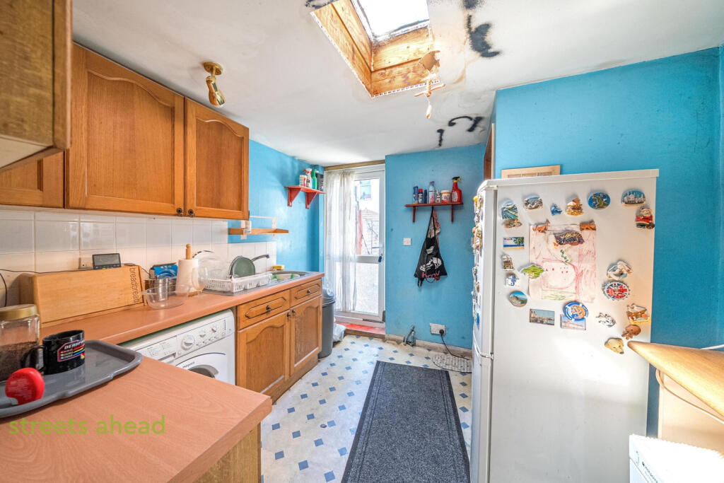 House in Croydon - More