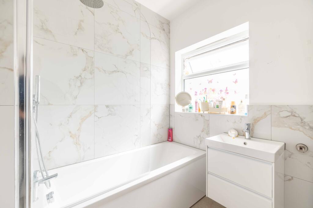 Apartment in Slough - View 5
