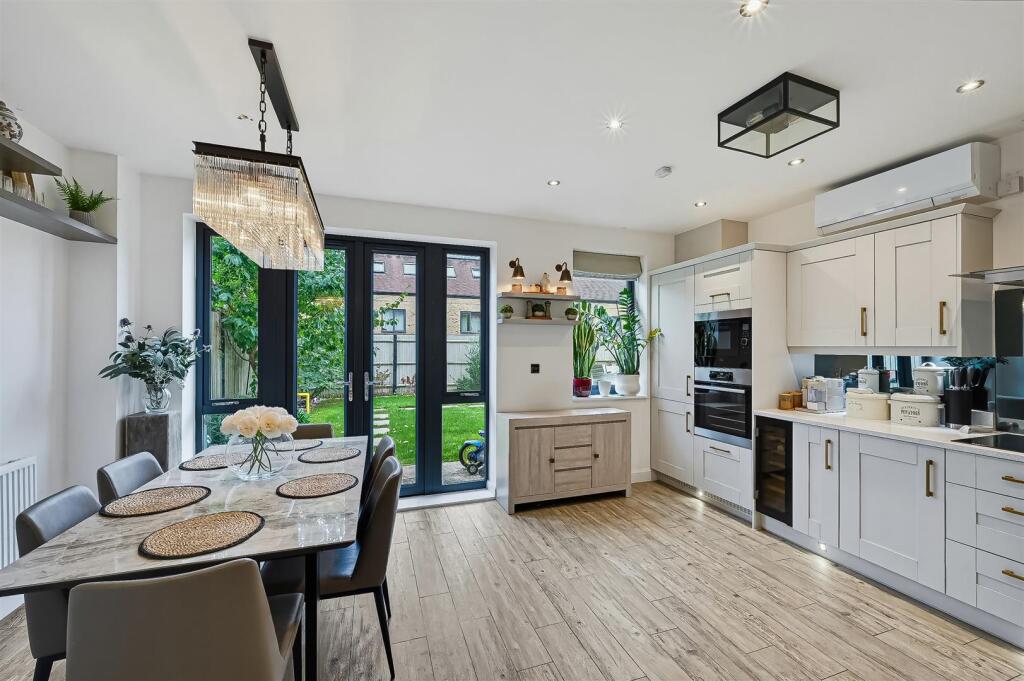 House in Croydon - View 4