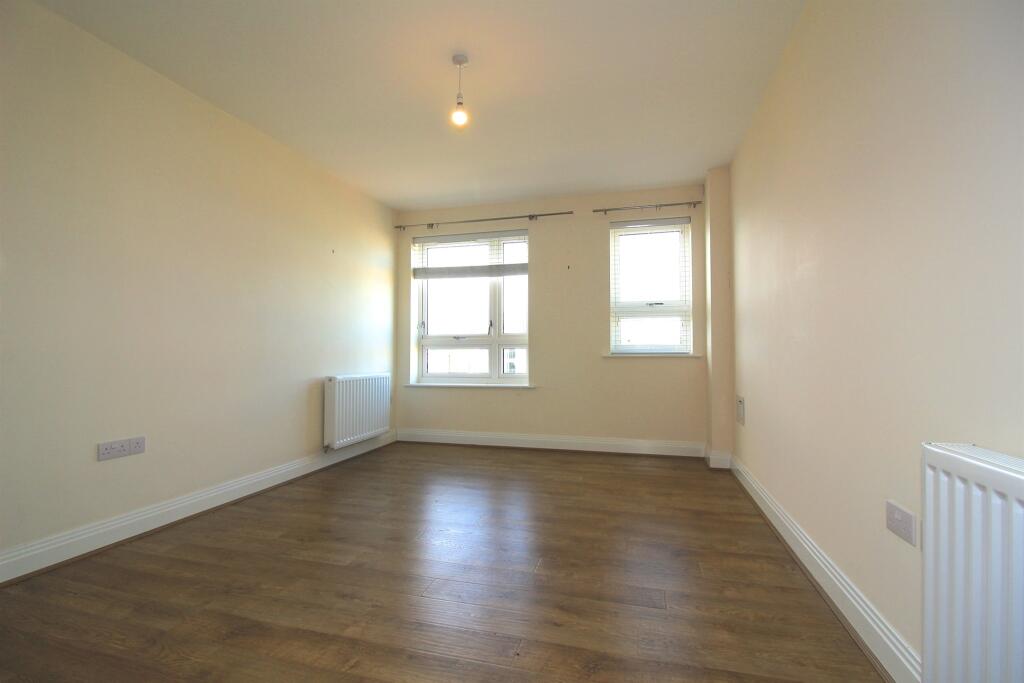 Grebe Way, Maidenhead photo 3