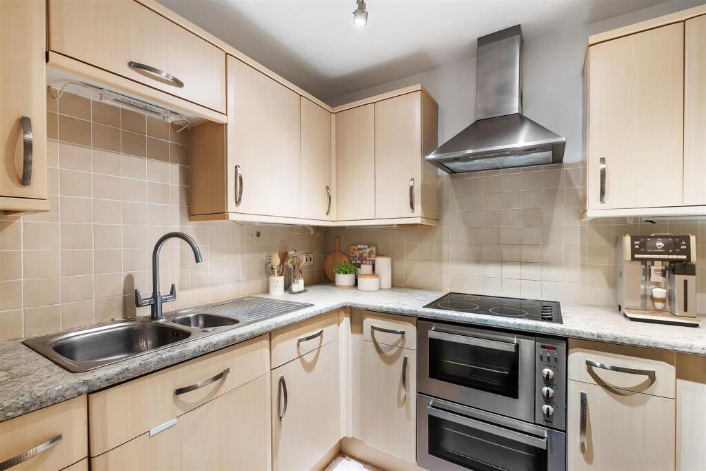 Holly Court, Leatherhead, KT22 photo 4
