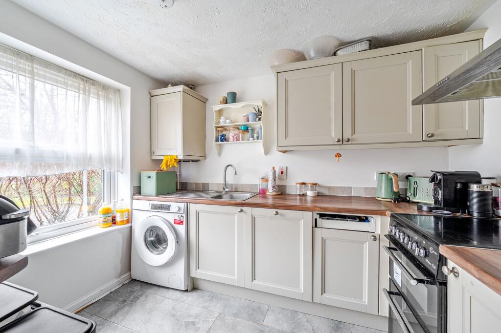 Aspen Close, Colden Common, SO21 photo 2