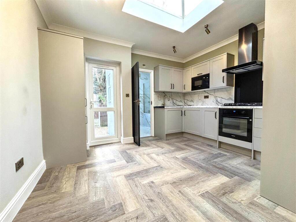 House in London, Plaistow - More