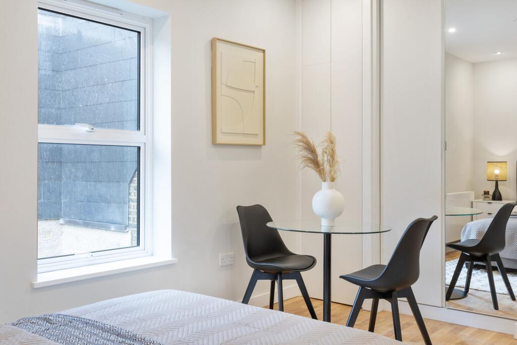 Apartment in Sutton - More