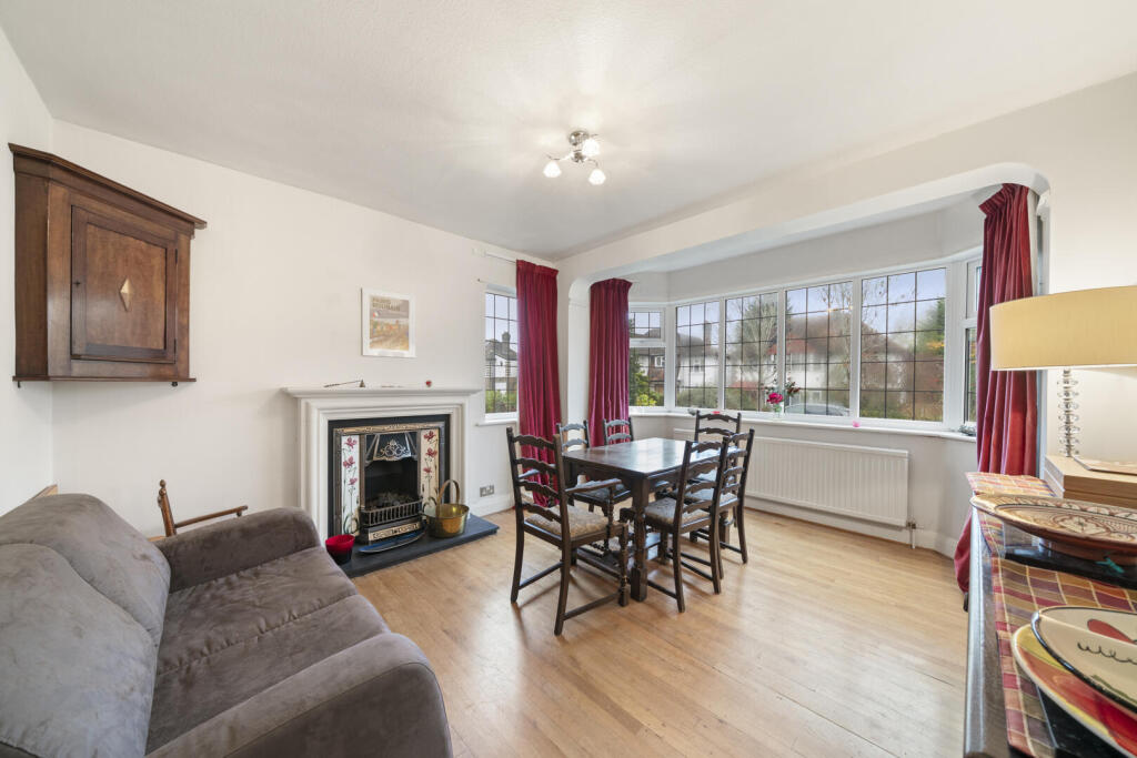 Hillcrest Gardens, Hinchley Wood photo 3