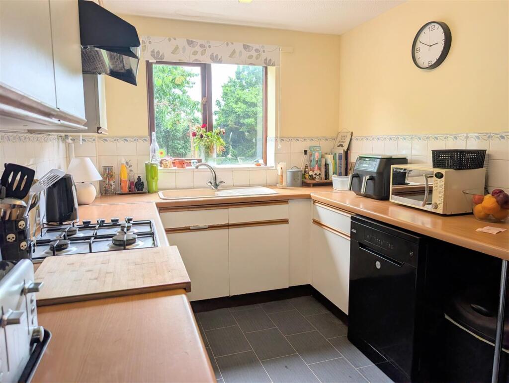 39 Hinwood Road, Westbury, Shrewsbury, SY5 9QU photo 4