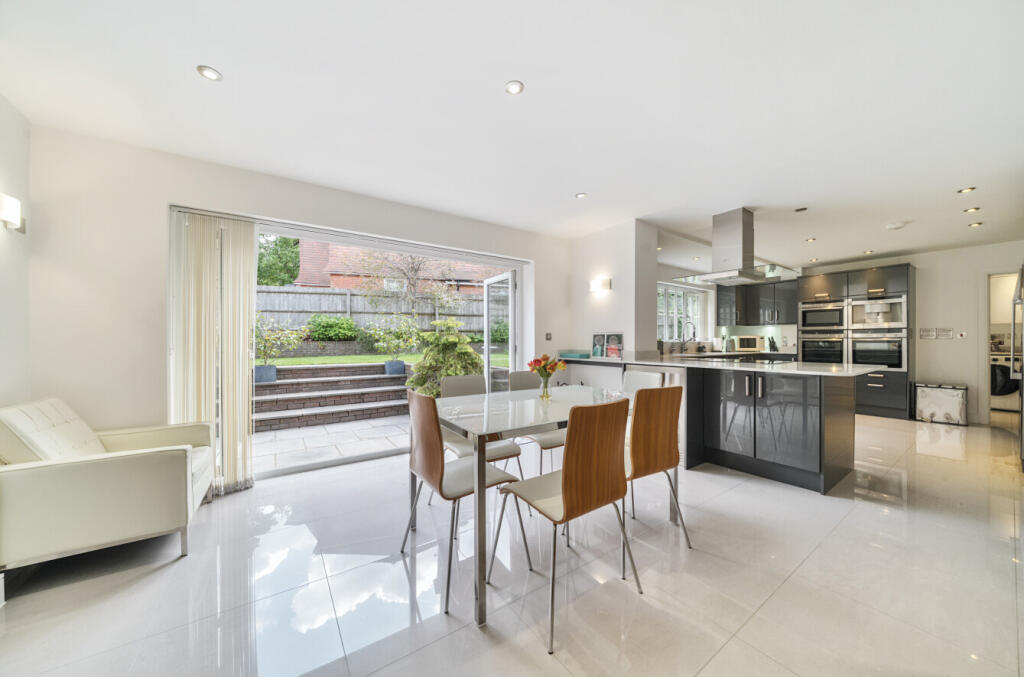 Vardon Place, Frimley, Camberley, GU16 photo 2