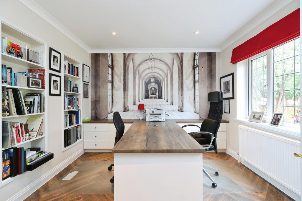 House in Slough, Gerrards Cross - More