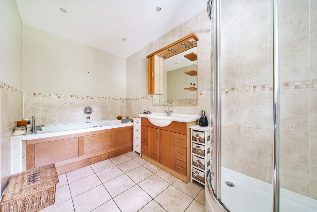 Sandy Lane, Cobham, KT11 – další